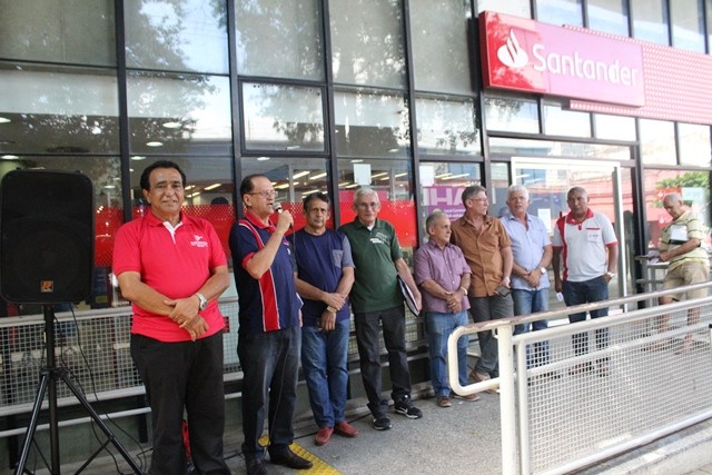 Em Dia Nacional de Luta, SEEBF-PI retarda em 1h a abertura da agência do Santander no Centro de Teresina