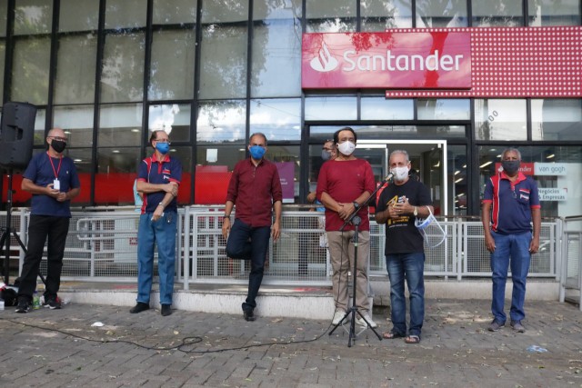 Sindicato protesta na porta do Santander em Teresina