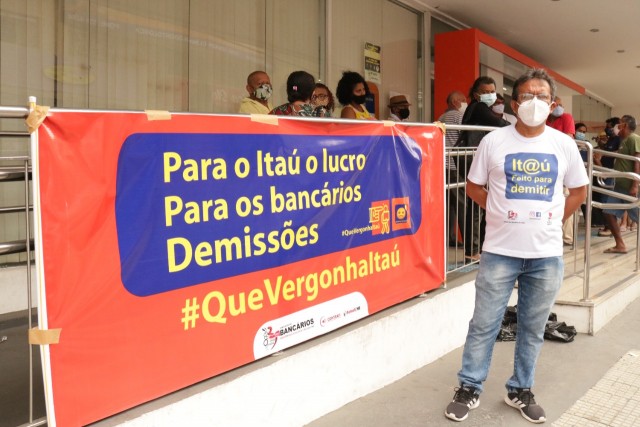 Sindicato dos Bancários realiza manifestação contra demissões e fechamento de agências